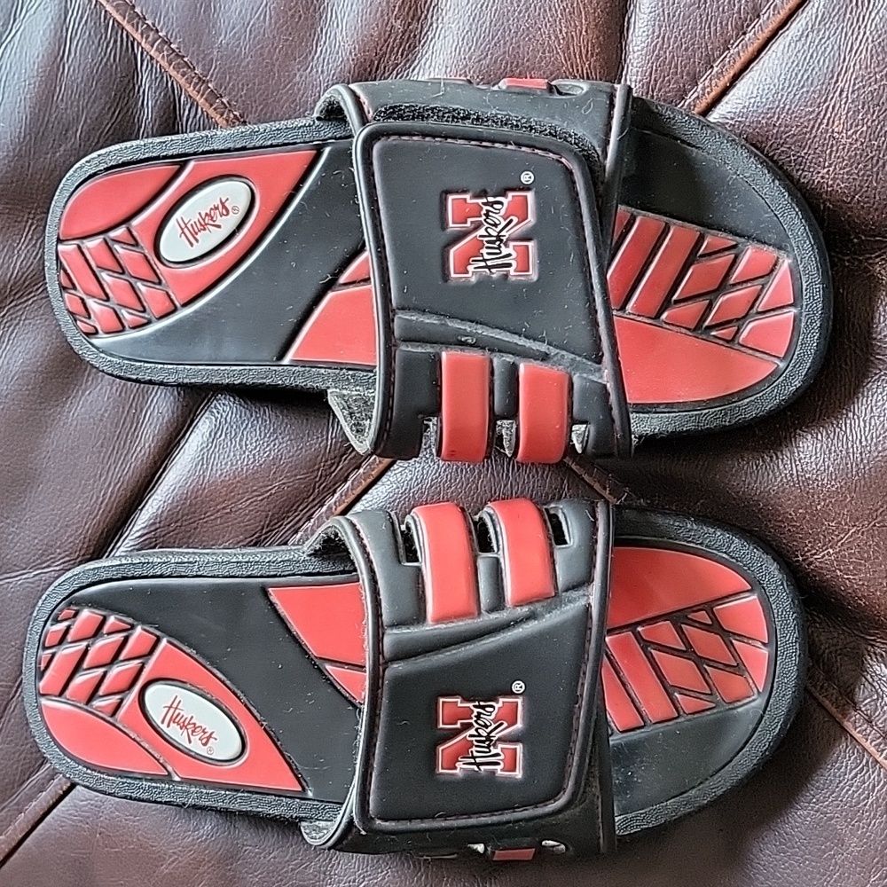 Mens Nebraska Huskers Flip Flop Sandals Red and Black Size XS (Size 6Men 8Women)